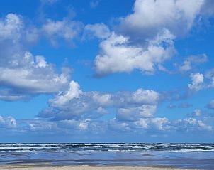 Helderblauwe lucht en zee bij het strand van Ameland, dichtbij Ballum.