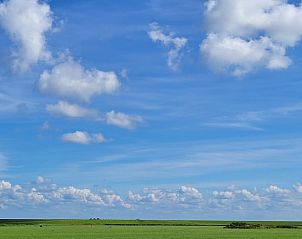 Uitgestrekt landschap met blauwe lucht nabij Vakantiehuis in Ballum, Ameland.