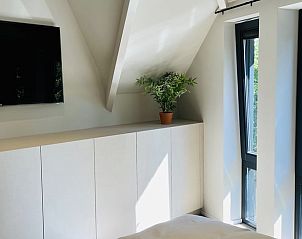 Lichte kamer met televisie in Vakantiehuisje in Ballum, Ameland, ideaal voor ontspanning na een dag verkennen.