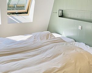 Comfortabele bedden in Vakantiehuisje in Ballum, Ameland met natuurlijk licht, ideaal voor een goede nachtrust.