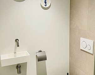 Moderne toiletruimte in Vakantiehuisje in Ballum, Ameland met strakke afwerking en stijlvolle details.