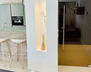 Open keuken in Vakantiehuisje in Ballum, Ameland met moderne apparatuur, ideaal voor culinaire avonturen.