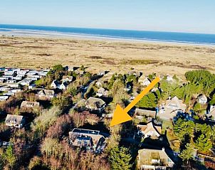 Luchtfoto van Vakantiehuisje in Ballum, Ameland, toont prachtige ligging op de Waddeneilanden nabij zee.