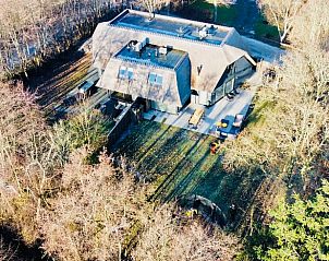 Drone-opname van Vakantiehuisje in Ballum, Ameland, omgeven door natuur, perfect voor een rustige vakantie.