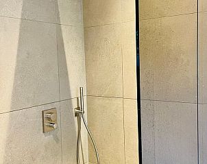 Luxe douche in Vakantiehuisje in Ballum, Ameland, biedt een verfrissende ervaring na een dag verkennen.