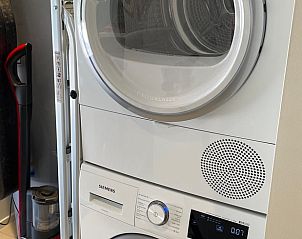 Wasmachine en droger in Vakantiehuisje in Ballum, Ameland, bieden gemak voor een zorgeloze vakantie.