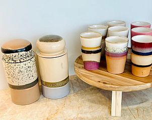 Stijlvolle keramische kopjes in Vakantiehuisje in Ballum, Ameland, perfect voor een gezellige koffiepauze.