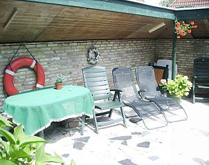 Sonnige Terrasse mit Liegesthlen im Ferienhaus elsbeth.op-ameland, Ballum, Watteninseln.