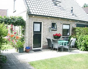 Auenterrasse mit Esstisch im Ferienhaus elsbeth.op-ameland, Ballum, Ameland.