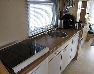Moderne keuken in stacaravan Aquamaryn, Ballum, Ameland met alle gemakken op de Waddeneilanden.