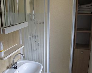 Comfortabele badkamer in stacaravan Aquamaryn, Ballum, Ameland met douchefaciliteiten op de Waddeneilanden.