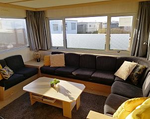 Gezellige zithoek in stacaravan Aquamaryn, Ballum, Ameland met veel lichtinval op de Waddeneilanden.