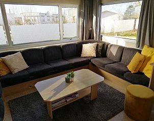 Sfeervolle zitkamer van stacaravan Aquamaryn, Ballum, Ameland met comfortabele banken op de Waddeneilanden.