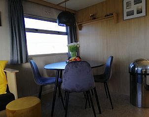 Eethoek in stacaravan Aquamaryn, Ballum, Ameland met stijlvolle inrichting op de Waddeneilanden.