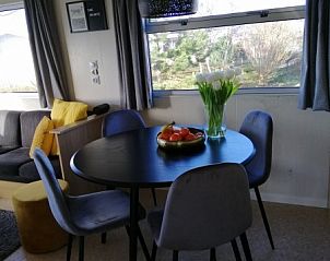 Gezellige eetruimte in stacaravan Aquamaryn, Ballum, Ameland met uitzicht op de natuur van de Waddeneilanden.