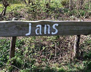 Wooden sign with the name Jans at the entrance to the bungalow in Ballum, Ameland.