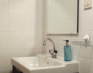 Modern bathroom in Jans bungalow, Ballum, Ameland, with sink and mirror.