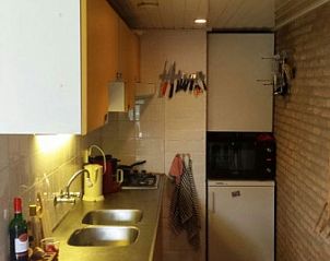 Fully equipped kitchen in Jans vacation home, Ballum, Ameland, with modern amenities.