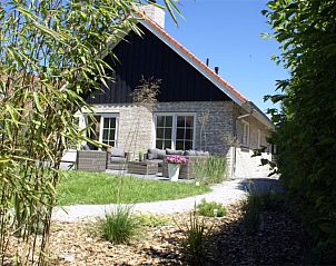Groene omgeving van Chill op Ameland vakantiehuis in Ballum, Ameland met terras.