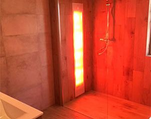 Moderne badkamer met regendouche in Chill op Ameland vakantiehuis, Ballum.