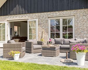 Gezellige veranda bij Chill op Ameland vakantiehuis in Ballum met zitmeubels.