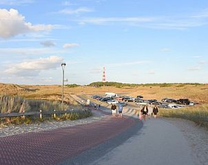 Stijlvolle decoratie op de eettafel van Oester 167 chalet, Ballum, Ameland met bloemen en keramiek.