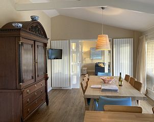 Eetkamer van Estrella in Ballum, Ameland met klassieke inrichting en zicht op woonkamer op de Waddeneilanden.