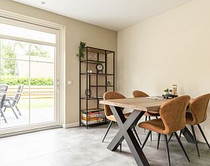 Eethoek met uitzicht op terras bij Storm Ameland, Ballum, Ameland.