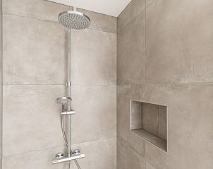 Moderne badkamer met douche in Storm Ameland appartement, Ballum, Ameland.