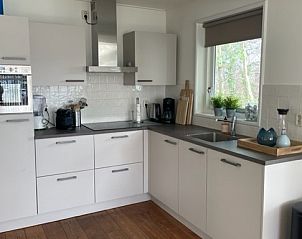 Moderne keuken van Wad&Wal vakantiehuis in Ballum, Ameland, Waddeneilanden.