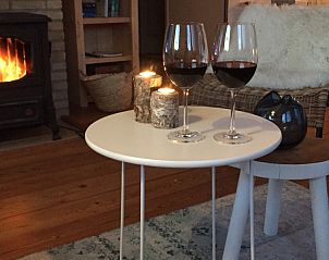 Sfeervolle hoek met open haard in Wad&Wal vakantiehuis, Ballum, Ameland, Waddeneilanden.