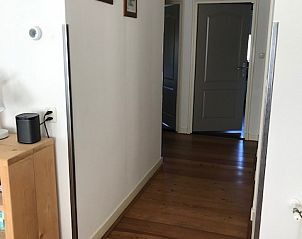 Lichte gang in Wad&Wal vakantiehuis, Ballum, Ameland, Waddeneilanden.