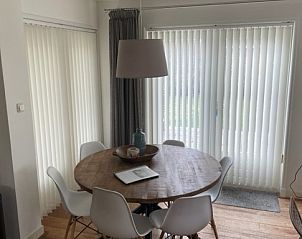 Eethoek met ronde tafel in Wad&Wal vakantiehuis, Ballum, Ameland, Waddeneilanden.