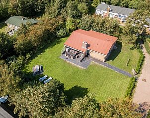 Luchtfoto van Vakantiewoning Duinroos in Ballum, Ameland, met grote tuin en omringende natuur.