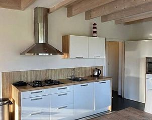Moderne keuken in Skip Lodge, Ballum, Ameland met volledig uitgeruste voorzieningen, ideaal voor een comfortabel verblijf op de Waddeneilanden.