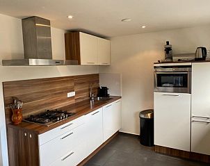 Volledig uitgeruste keuken in Tree Lodge, Ballum, Ameland met moderne inbouwapparatuur.