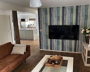 Moderne woonkamer in vakantiehuis Lodge 't Pandje, Ballum, Ameland met flatscreen tv en stijlvolle decoratie.