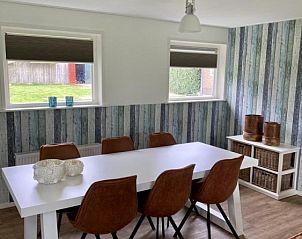 Eetkamer in Lodge 't Pandje, Ballum, Ameland met grote tafel en comfortabele stoelen, perfect voor gezellige maaltijden.