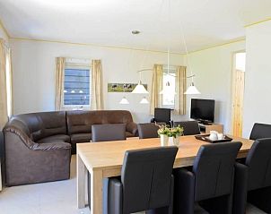 Gezellige binnenruimte van Esdoorn vakantiehuis in Ballum, Ameland, Waddeneilanden met ruime zithoek.