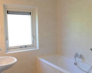 Moderne badkamer in Esdoorn vakantiehuis, Ballum, Ameland met ligbad op de Waddeneilanden.