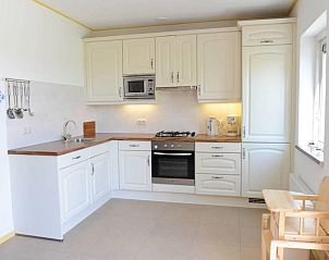 Volledig uitgeruste keuken in Esdoorn vakantiehuis, Ballum, Ameland op de Waddeneilanden.