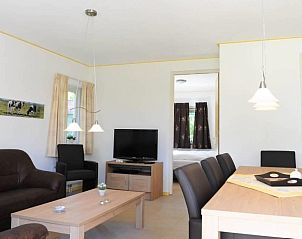 Comfortabele woonkamer in Esdoorn vakantiehuis, Ballum, Ameland met eethoek op de Waddeneilanden.