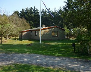 Haven bungalow in Ballum, Ameland, surrounded by green nature and trees.