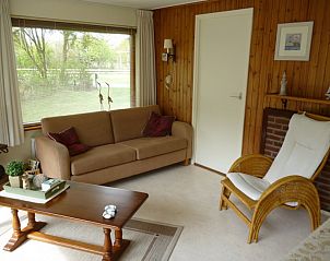 Comfortable sitting area in Thuishaven bungalow, Ballum, Ameland, overlooking nature.