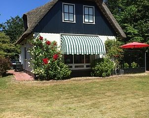 Ferienhaus Akkerduin in Ballum, Ameland, mit Reetdach und blhendem Garten, ideal fr einen entspannten Aufenthalt auf den Watteninseln.