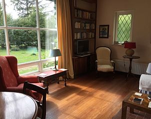 Helles Wohnzimmer im Akkerduin Ferienhaus Ballum, Ameland mit groen Fenstern und bequemen Sthlen auf den Watteninseln.