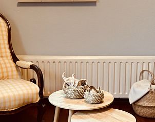 Detail der Sitzecke im Akkerduin Ferienhaus Ballum, Ameland mit Wattenmeer-Dekorelementen.