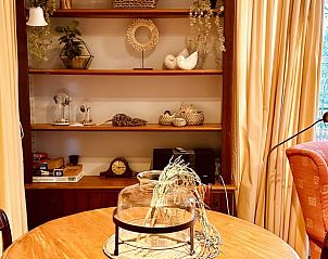 Attraktives Bcherregal und Esstisch im Akkerduin-Ferienhaus Ballum, Ameland auf den Watteninseln.