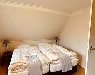Komfortables Schlafzimmer in Akkerduin Ferienhaus Ballum, Ameland mit Doppelbett auf den Watteninseln.