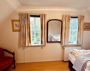 Schlafzimmer mit Aussicht in Akkerduin Ferienhaus Ballum, Ameland auf den Watteninseln.